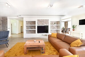 Smart-TV, peis og bøker