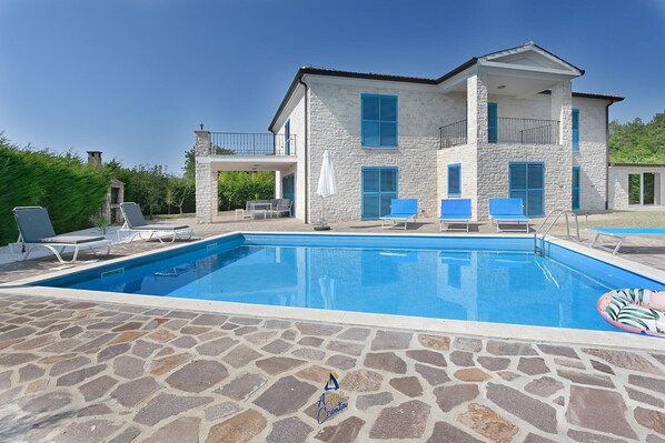 Utomhuspool