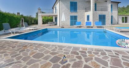 Charming 4BR Villa for 8+1 with Pool and Sauna
