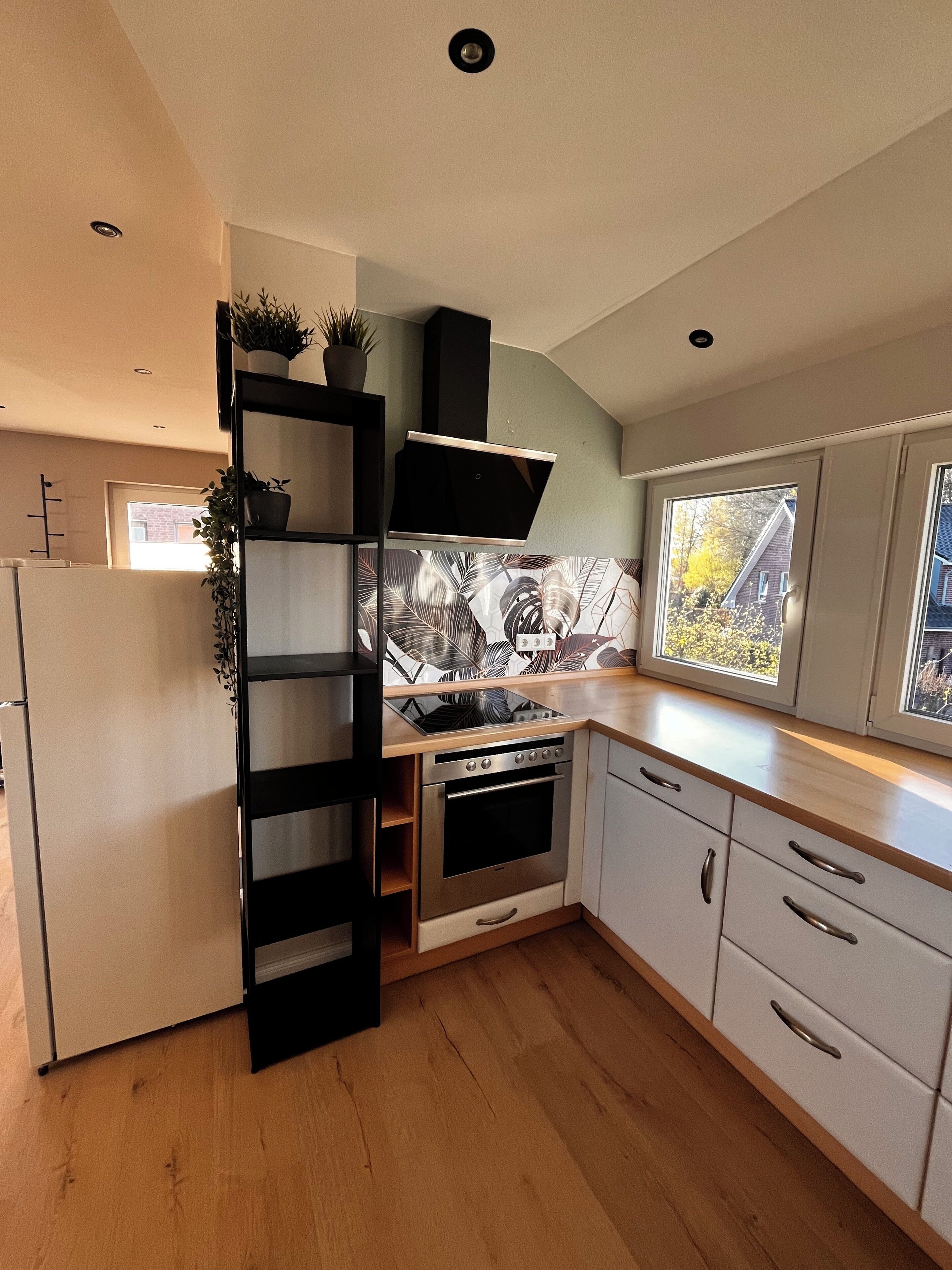 Een koelkast, een oven, een kookplaat, een vaatwasser