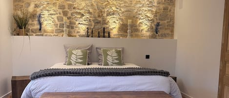 2 chambres, fer et planche à repasser, lit de bébé portatif
