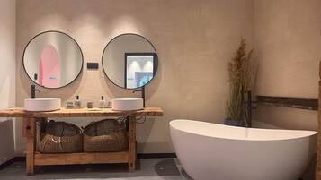 Een haardroger, handdoeken