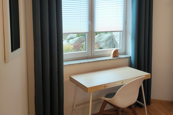 kleiner Schreibtisch im Schlafzimmer