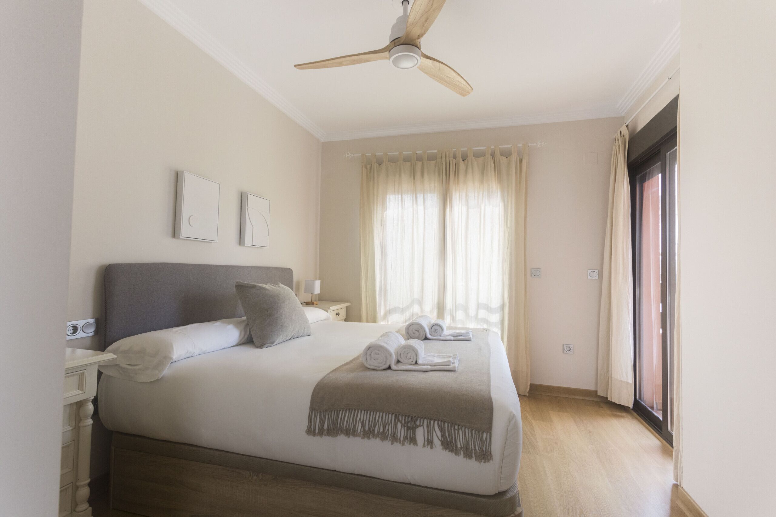 2 habitaciones, tabla de planchar con plancha y cuna de viaje 