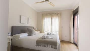 2 habitaciones, tabla de planchar con plancha y cuna de viaje