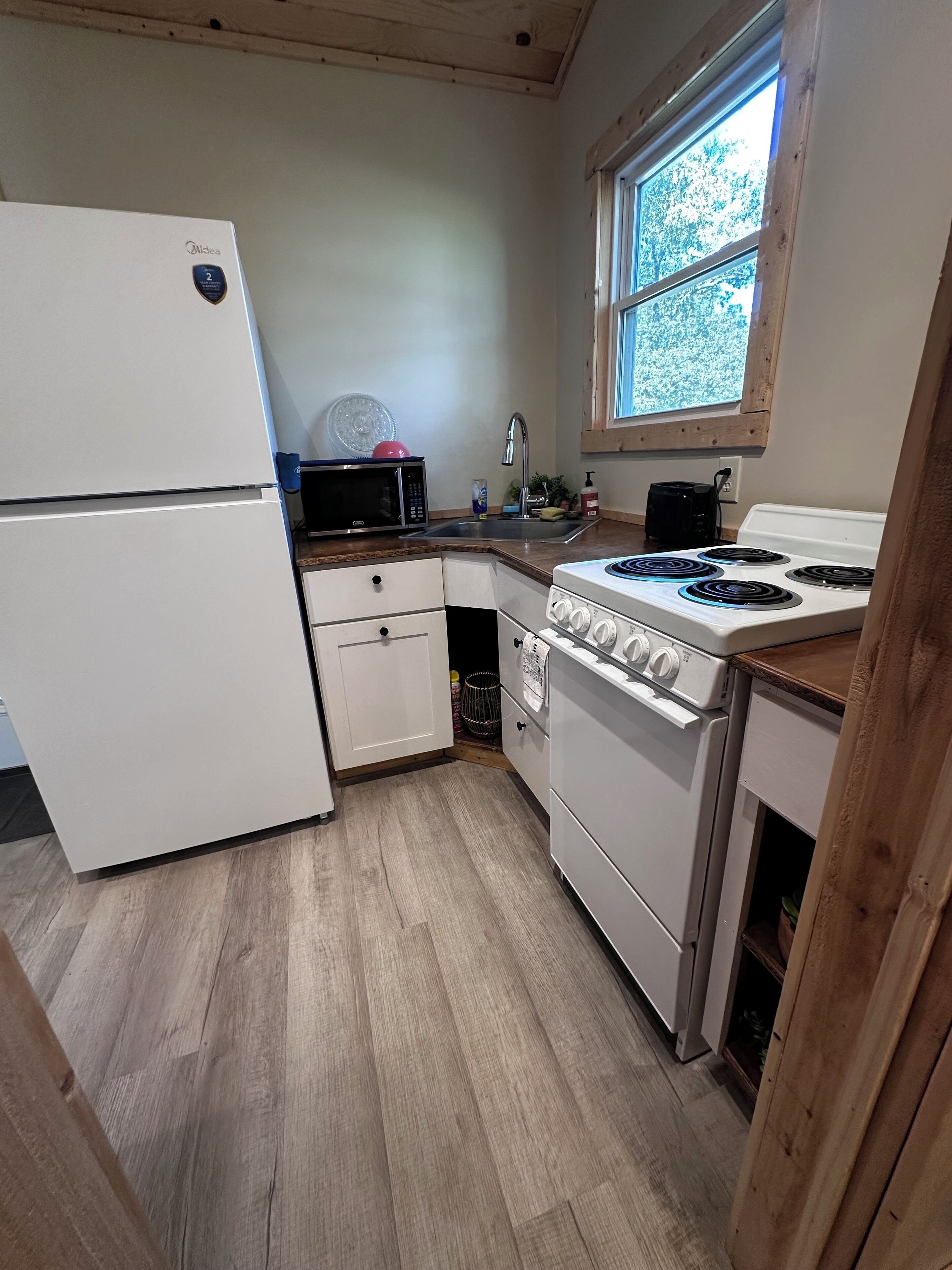 Kjøleskap, mikrobølgeovn, ovn og kokeplater