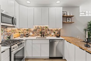 Condo, vista para a cidade | Cozinha privada | Cafeteira/chaleira, chaleira elétrica, cadeirão de bebê, mesas de jantar