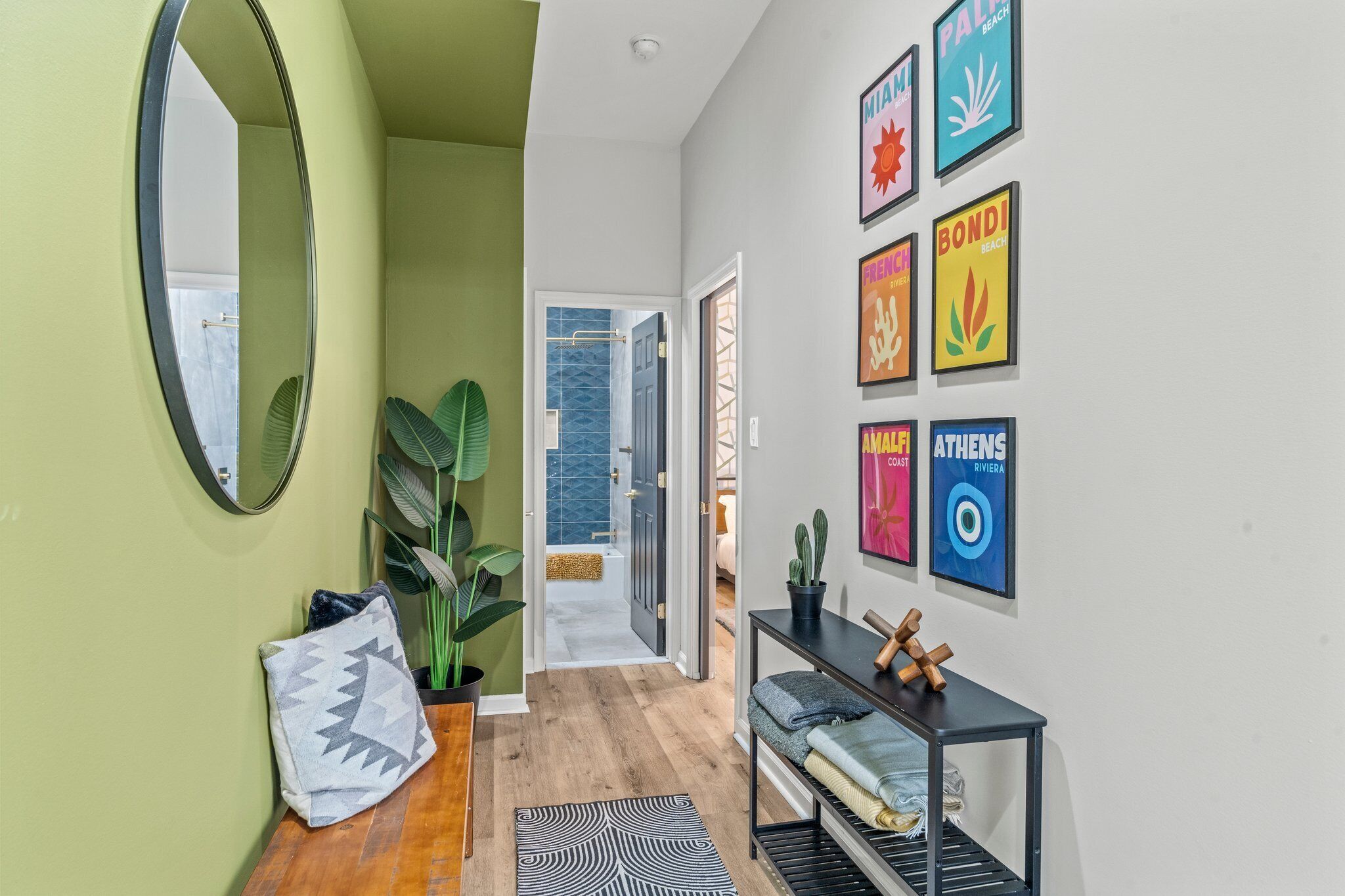 Condo, quang cảnh thành phố | Khu phòng khách | Smart TV 43-inch có truyền hình kỹ thuật số 