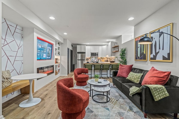 Condo, vista para a cidade | Área de estar | Smart TV 43 polegadas com canais digitais