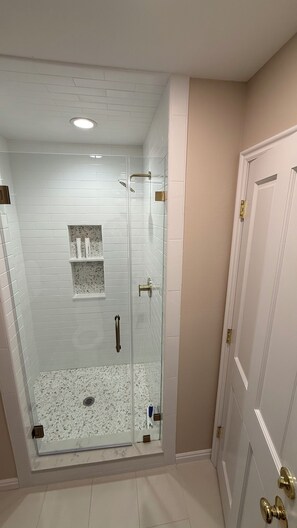 Een douche, een bubbelbad, een haardroger, handdoeken