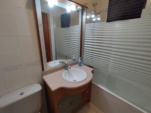 Haartrockner, Bidet, Handtücher, Seife