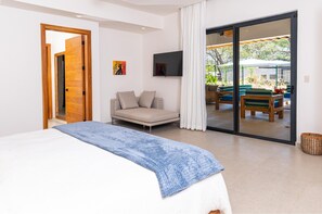 4 quartos, ferros/tábuas de passar roupa, berço de viagem