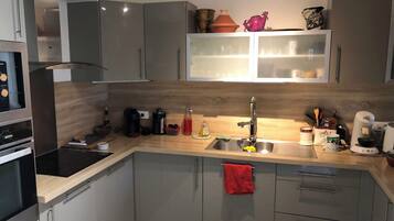 Een microgolfoven, een oven, een kookplaat, een vaatwasser