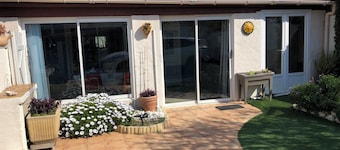 Villa avec piscine à côté de la mer