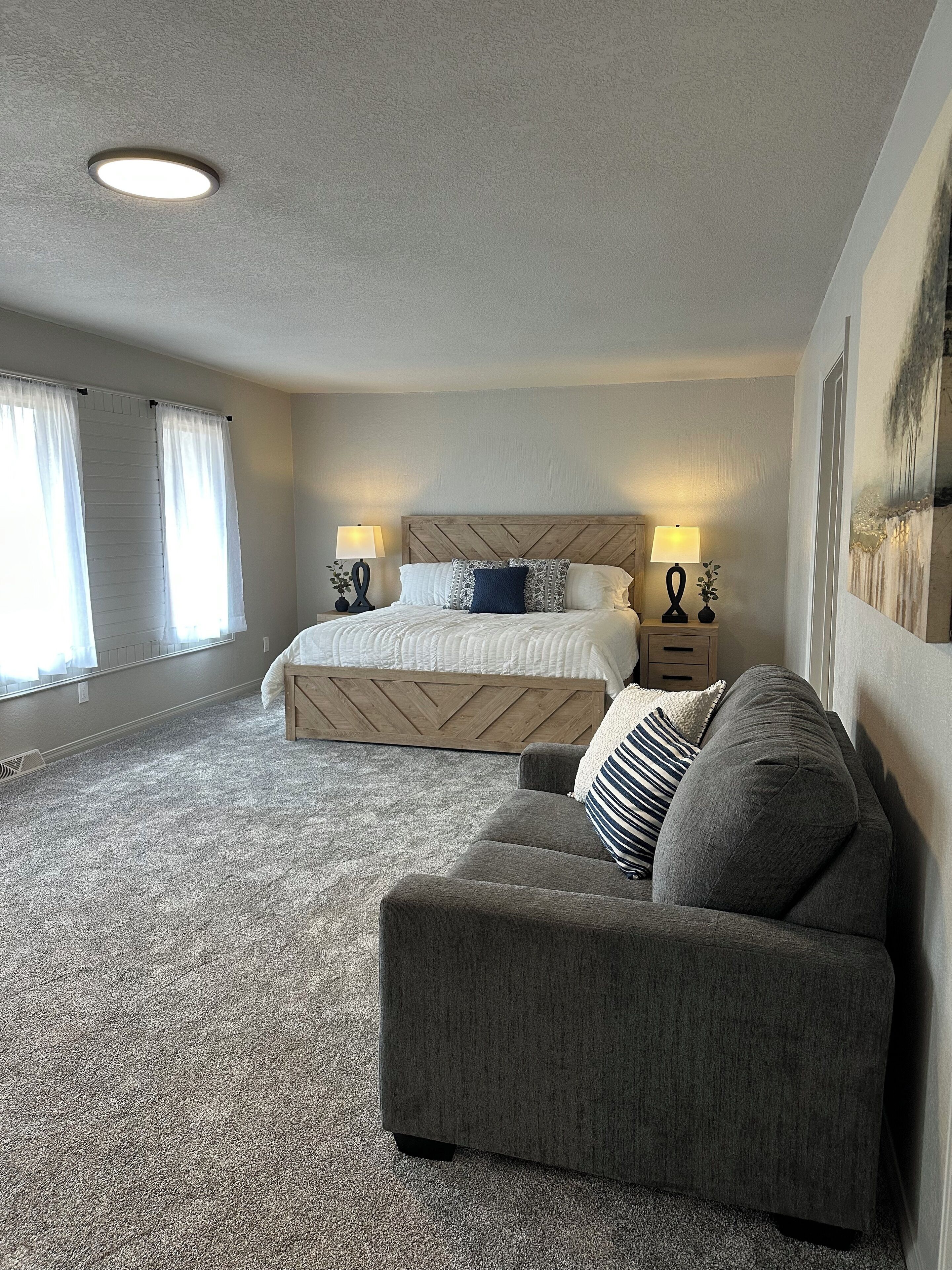 6 bedrooms, desk, iron/ironing board, travel crib