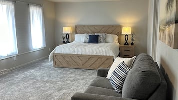 6 bedrooms, desk, iron/ironing board, travel crib