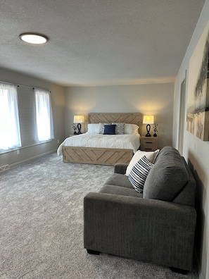6 bedrooms, desk, iron/ironing board, travel cot