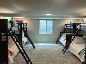 6 bedrooms, desk, iron/ironing board, travel cot