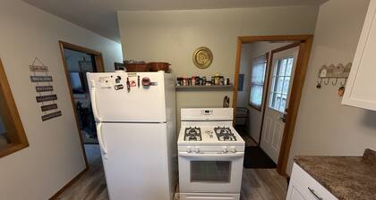 Lake Nokomis Cozy 2-Bed Getaway for Couples, Families & Outdoor Enthusiasts