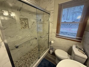 Shower, hair dryer, towels - Lake Nokomis  Cozy 2-Bed Getaway for Couples, Families & Outdoor Enthusiasts (Tomahawk)