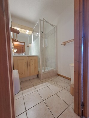 吹风机、毛巾、肥皂