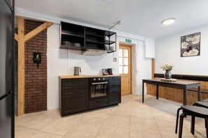 Frigorífico, microondas, horno y placa de cocina