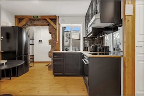 Réfrigérateur, micro-ondes, four, plaque de cuisson