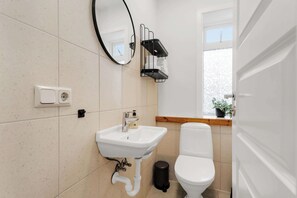 Shower, hair dryer, towels - Ranargata - Central Four Bedrooms Apartment C (Reykjavík)