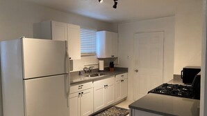 Kühlschrank, Mikrowelle, Toaster, Kochgeschirr/Geschirr/Besteck
