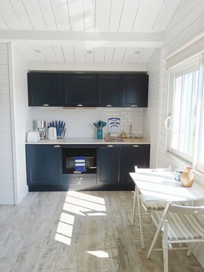 Réfrigérateur, micro-ondes, plaque de cuisson, lave-vaisselle