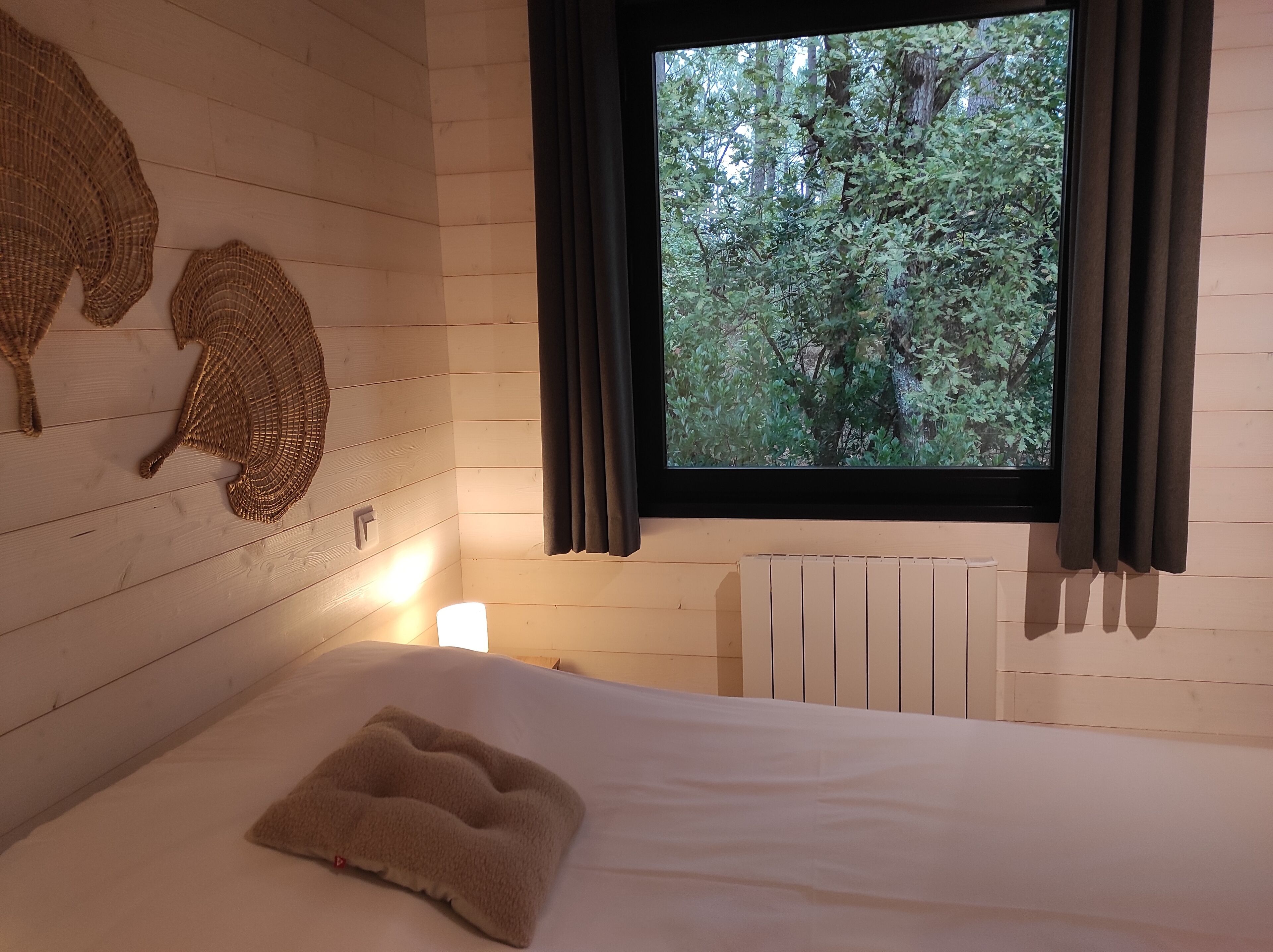 8 多间卧室、旅行婴儿床、床单