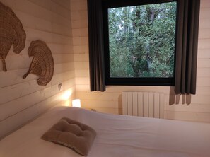 8 chambres, lit parapluie, draps fournis