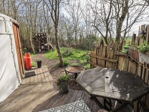 Outdoor dining - Yewberrie Yurt (Penrith)