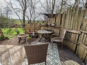 Outdoor dining - Yewberrie Yurt (Penrith)