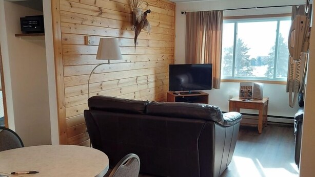 Condo phong cách cổ điển, quang cảnh hồ | Khu phòng khách