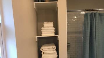 Douche, sĂšche-cheveux, serviettes fournies, savon