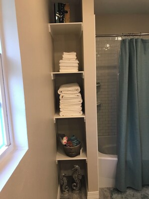 Een douche, een haardroger, handdoeken, zeep