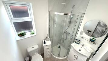 Regadera, toallas, papel de baño