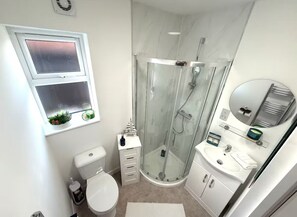 シャワー、タオル、トイレットペーパー