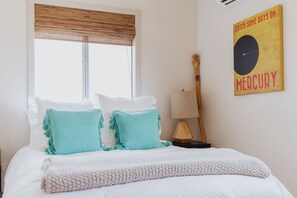 1 bedroom, desk, WiFi, bed sheets - Joshua Tree House of Mercury (Joshua Tree)