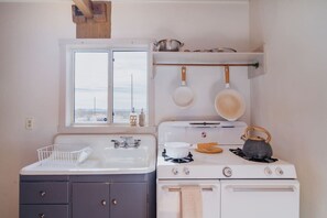 Fridge, microwave, oven, stovetop - Joshua Tree House of Mercury (Joshua Tree)