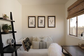 1 bedroom, desk, WiFi, bed sheets - Joshua Tree House of Mercury (Joshua Tree)