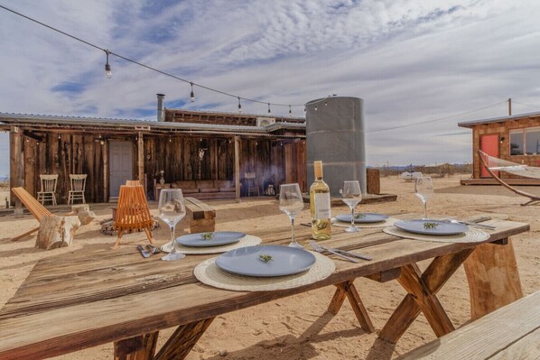 Outdoor dining - Joshua Tree House of Mercury (Joshua Tree)