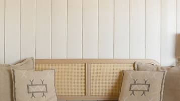 1 bedroom, desk, WiFi, bed sheets