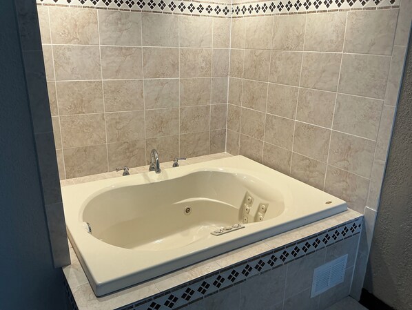 Deluxe Studio Suite | Bathroom | Free toiletries, hair dryer, towels, soap