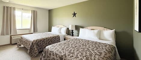 Dobbeltrom – standard, 2 queensize-senger, ikke-røyk | Skrivebord for bærbar PC, blendingsgardiner og strykejern/-brett