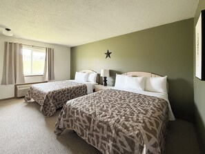 Phòng đôi Tiêu chuẩn, 2 giường cỡ queen, không hút thuốc | Khu vực làm việc phù hợp cho laptop, màn/rèm cản sáng