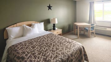 Habitación estándar, 1 cama Queen size, para no fumadores | Espacio para trabajar con laptop y cortinas blackout