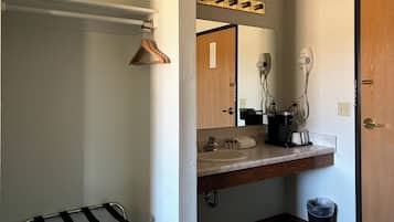 Espacio para trabajar con laptop y cortinas blackout