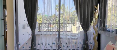 Safe på rommet, strykejern/-brett, wi-fi (inkludert) og sengetøy